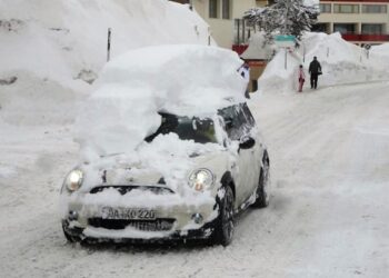 Met sneeuw op je auto de weg op? De boete kan vandaag oplopen tot €500