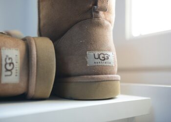 Vlekken in je (nep) Uggs? Met dít handige haarproduct krijg je ze schoon