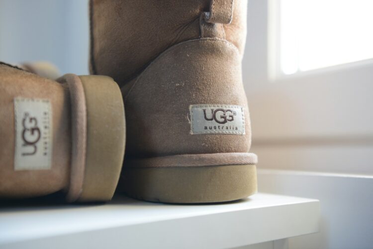 Vlekken in je (nep) Uggs? Met dít handige haarproduct krijg je ze schoon