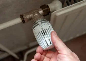 Experts waarschuwen: zet je verwarming ’s nachts vooral NIET onder deze temperatuur