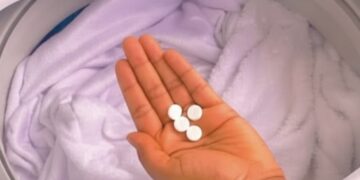 Gooi dit bij de witte was en je kleding wordt witter dan ooit, ZONDER bleek te gebruiken (supertip)