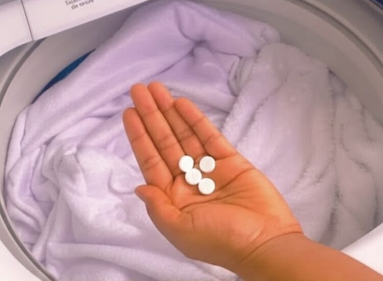 Gooi dit bij de witte was en je kleding wordt witter dan ooit, ZONDER bleek te gebruiken (supertip)