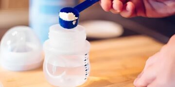 NVWA roept met spoed deze babyvoeding terug: ”Geef dit absoluut niet aan je kind”