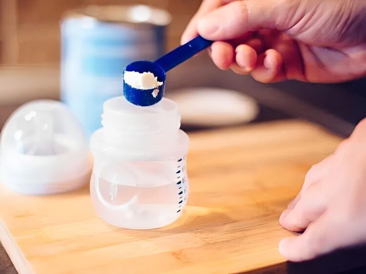 NVWA roept met spoed deze babyvoeding terug: ”Geef dit absoluut niet aan je kind”