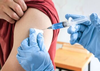 ABSURD: wat artsen jarenlang ontkenden over de coronaprik, blijkt nu tóch waar te zijn