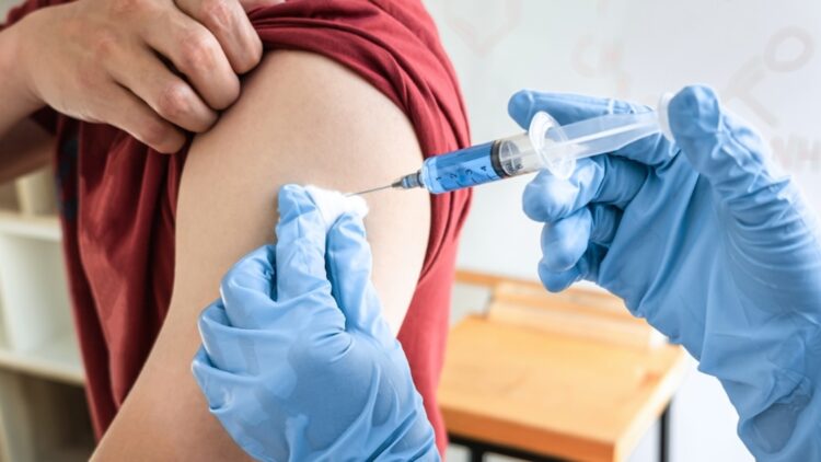 ABSURD: wat artsen jarenlang ontkenden over de coronaprik, blijkt nu tóch waar te zijn