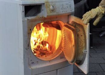 Brandweer adviseert: vergeet dít klepje van de droger niet schoon te maken, het kan woningbrand voorkomen