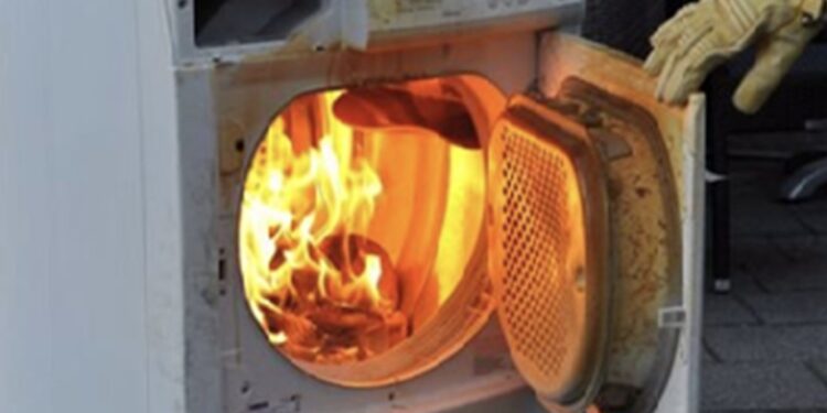 Brandweer adviseert: vergeet dít klepje van de droger niet schoon te maken, het kan woningbrand voorkomen