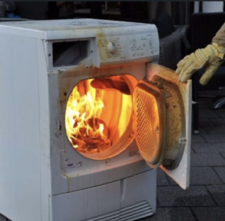 Brandweer adviseert: vergeet dít klepje van de droger niet schoon te maken, het kan woningbrand voorkomen