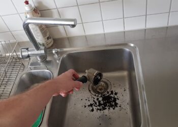 Loodgieters waarschuwen: deze virale schoonmaaktruc sloopt je leidingen (veel mensen weten dit niet)