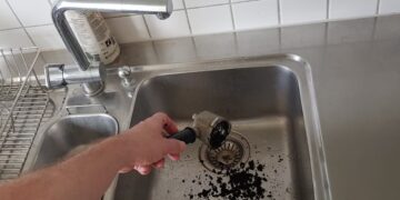 Loodgieters waarschuwen: deze virale schoonmaaktruc sloopt je leidingen (veel mensen weten dit niet)