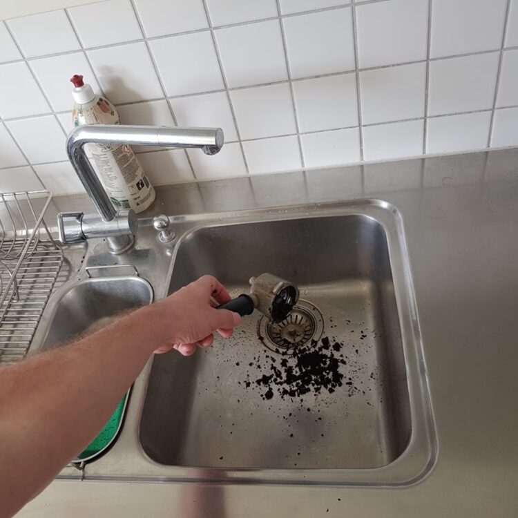 Loodgieters waarschuwen: deze virale schoonmaaktruc sloopt je leidingen (veel mensen weten dit niet)