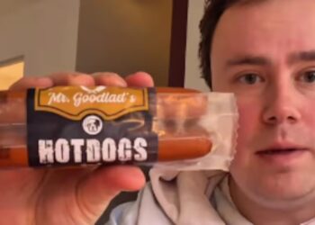 Video: Hotdogtest loopt compleet uit de hand door fout in schap bij Albert Heijn