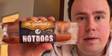 Video: Hotdogtest loopt compleet uit de hand door fout in schap bij Albert Heijn