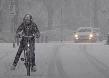 Weeralarm: dik pak sneeuw onderweg naar Nederland. Hier gaat het echt sneeuwen!