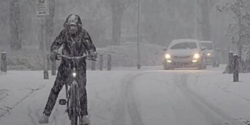 Weeralarm: dik pak sneeuw onderweg naar Nederland. Hier gaat het echt sneeuwen!