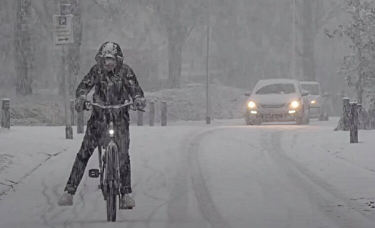 Weeralarm: dik pak sneeuw onderweg naar Nederland. Hier gaat het echt sneeuwen!