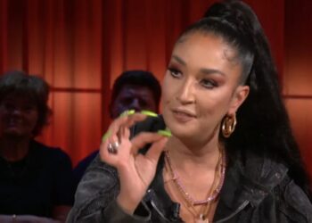 Soundos verliest haar geduld en ontspoort volledig op live tv