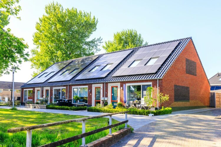 ‘Kabinet deelt genadeklap uit aan iedereen met zonnepanelen – Duurder uit dan zonder’