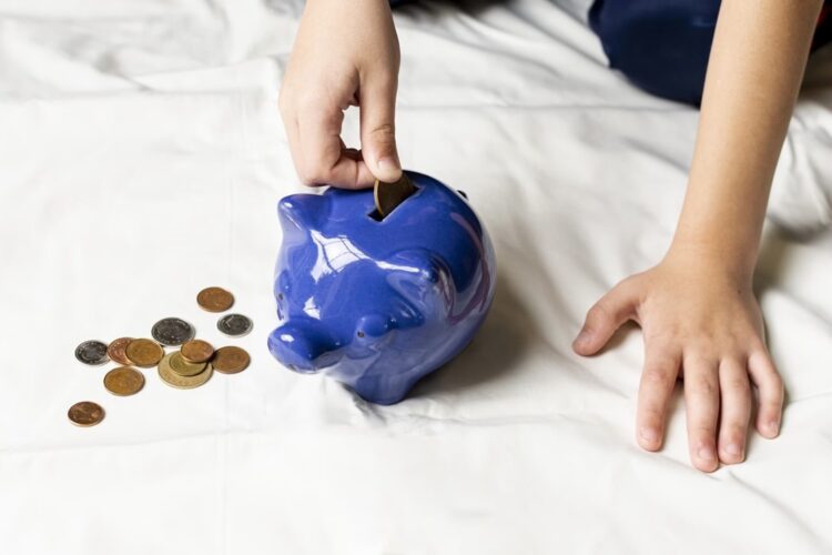Veel ouders schrikken hiervan: dit adviseert Nibud over zakgeld