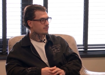 Heftig: zoon van Cynthia uit Bondgenoten valt productieteam aan