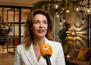 Astrid Holleeder deelt schokkende details over verleden: ‘Altijd met opa naar het schuurtje’