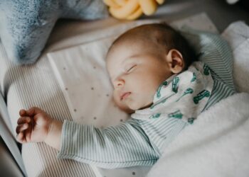 Baby laten doorslapen: zo werkt de populaire 8-10-12 methode