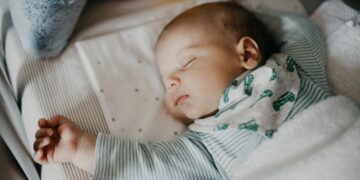 Baby laten doorslapen: zo werkt de populaire 8-10-12 methode