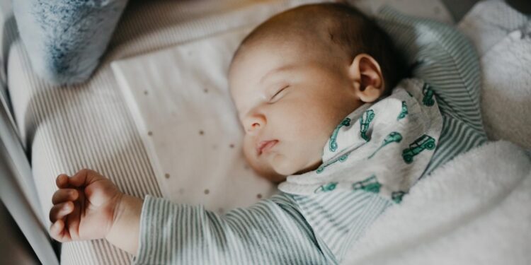 Baby laten doorslapen: zo werkt de populaire 8-10-12 methode