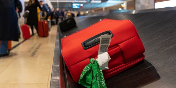 Op vakantie? Doe dit niet: een simpel lint aan je koffer kan meer gevaar opleveren dan je denkt!