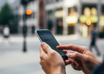 Word je afgeluisterd door je smartphone? Dit moet je erover weten