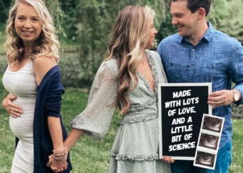 51-jarige moeder bevalt van haar eigen kleinkind: ze schenkt haar dochter het grootste cadeau