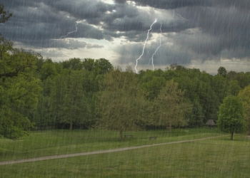 Weer slaat helemaal om: Hier gaat het zometeen regenen met onweer