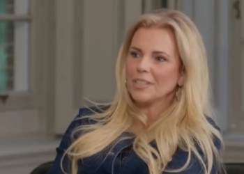 Sandra van MAFS nu alweer gespot met een hele bekende op een gezellig terras