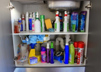 Dit is de reden waarom je schoonmaakproducten niet onder de gootsteen moet bewaren