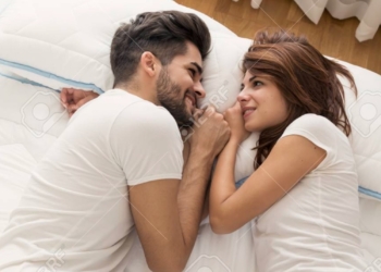 Waar jij ligt in bed? Dit onthult iets verrassends over jullie relatie