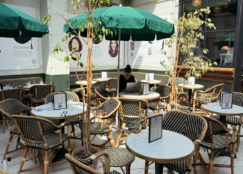 Dit terras rekent 10 euro voor een tafeltje in de zon: ‘In de schaduw is gratis‘