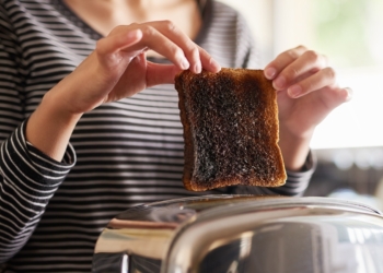 Waarom je verbrand eten soms echt moet laten staan: het kan schadelijker zijn dan je denkt