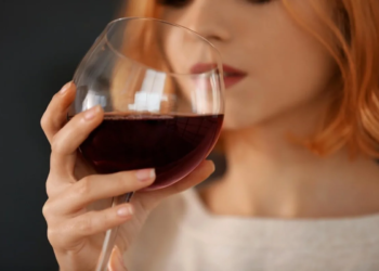 Feit of fabel: Slaap je nou echt beter met een glas alcohol op?