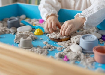 Paniek bij ouders om speelzand met asbest – wat betekent dit voor je kind?