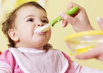 ‘Experts slaan alarm: ouders massaal misleid voor ongezonde babyvoeding‘