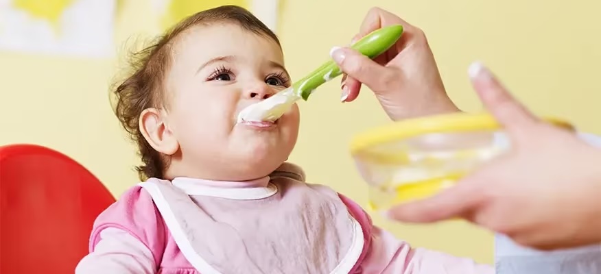 ‘Experts slaan alarm: ouders massaal misleid voor ongezonde babyvoeding‘