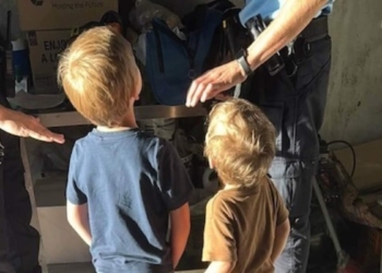 Verschrikkelijk tafereel in bos: ouders laten kinderen geblinddoekt achter