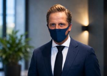 Uitgelekte e-mails brengen Hugo de Jonge in grote problemen tijdens coronadebat