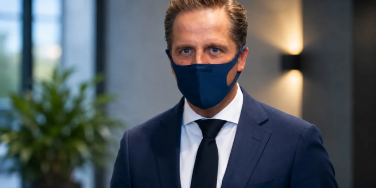 Uitgelekte e-mails brengen Hugo de Jonge in grote problemen tijdens coronadebat