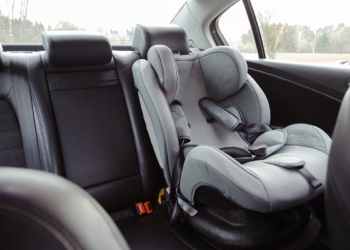 Meisje (2) overleden nadat ze in snikhete auto werd achtergelaten