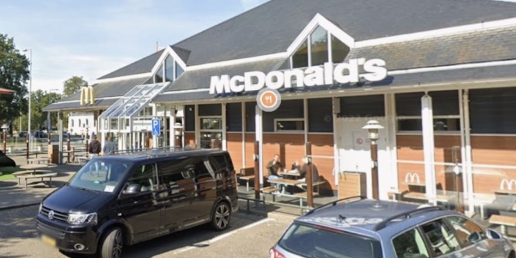 Drama op glijbaan in bekende fastfoodketen eindigt in amputatie van peuterteentje