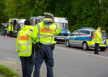 Ga je naar Frankrijk, Duitsland of Oostenrijk? Dít moet er vanaf nu verplicht in je auto liggen!