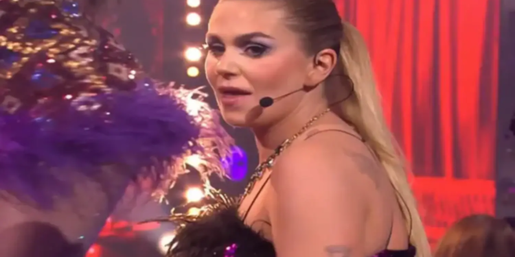 Emotionele Roxeanne Hazes houdt het niet droog in Stars on Stage: ‘Ik moet gewoon huilen’