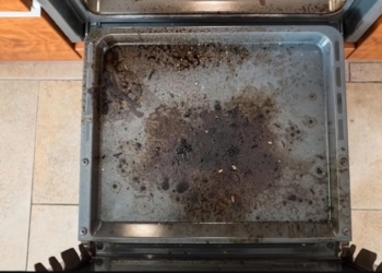 Zó krijg je je bakplaat schoon zonder er enige moeite voor te doen!